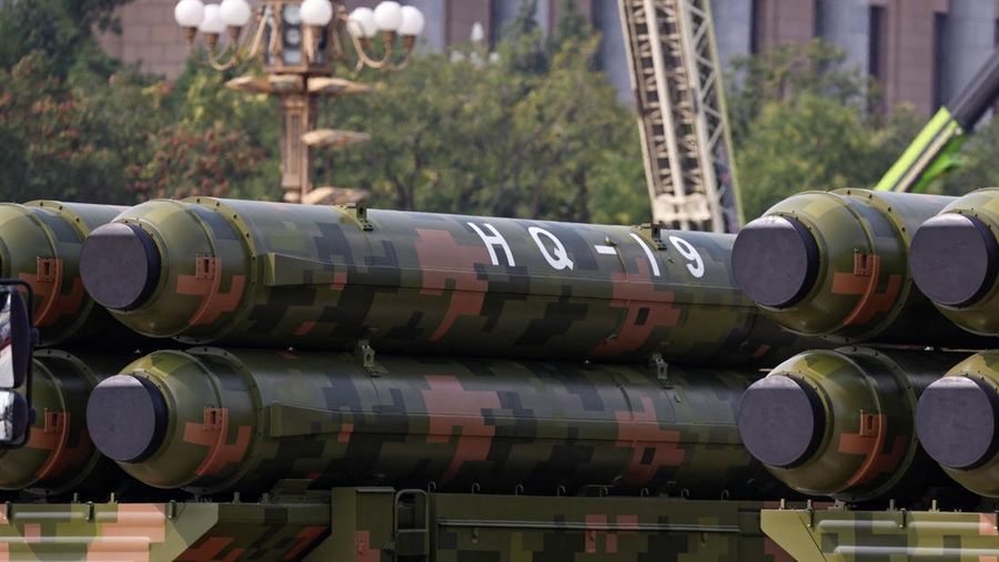 China memamerkan tiga kelas baru rudal balistik antarbenua (Inter Continental Balistic Missile/ICBM) kemampuan nuklir dalam parade militer memperingati 80 tahun kekalahan Kekaisaran Jepang. China memamerkan tiga kelas baru rudal balistik antarbenua (Inter Continental Balistic Missile/ICBM) kemampuan nuklir dalam parade militer memperingati 80 tahun kekalahan Kekaisaran Jepang. (REUTERS/Maxim Shemetov)