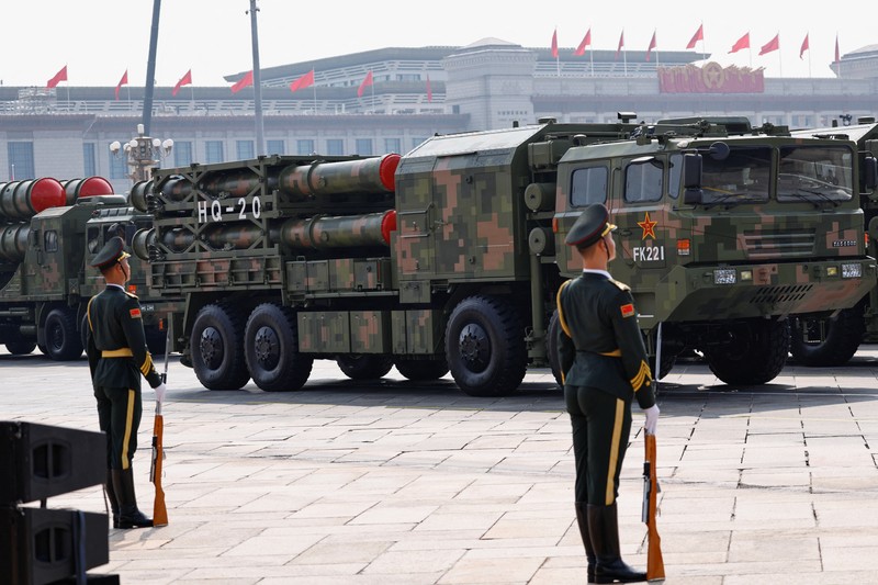 China memamerkan tiga kelas baru rudal balistik antarbenua (Inter Continental Balistic Missile/ICBM) kemampuan nuklir dalam parade militer memperingati 80 tahun kekalahan Kekaisaran Jepang. (REUTERS/Maxim Shemetov)