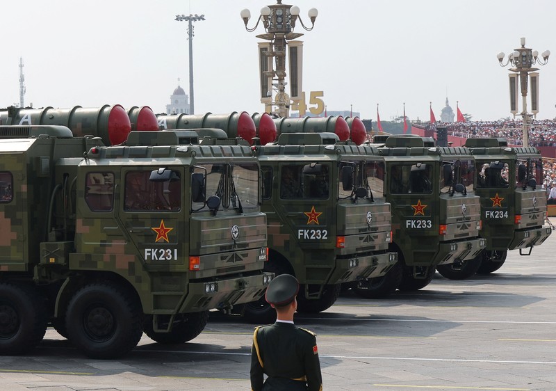 China memamerkan tiga kelas baru rudal balistik antarbenua (Inter Continental Balistic Missile/ICBM) kemampuan nuklir dalam parade militer memperingati 80 tahun kekalahan Kekaisaran Jepang. China memamerkan tiga kelas baru rudal balistik antarbenua (Inter Continental Balistic Missile/ICBM) kemampuan nuklir dalam parade militer memperingati 80 tahun kekalahan Kekaisaran Jepang. (REUTERS/Maxim Shemetov)