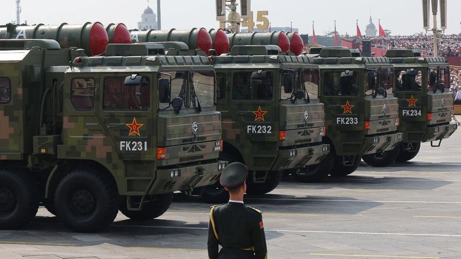 China memamerkan tiga kelas baru rudal balistik antarbenua (Inter Continental Balistic Missile/ICBM) kemampuan nuklir dalam parade militer memperingati 80 tahun kekalahan Kekaisaran Jepang. China memamerkan tiga kelas baru rudal balistik antarbenua (Inter Continental Balistic Missile/ICBM) kemampuan nuklir dalam parade militer memperingati 80 tahun kekalahan Kekaisaran Jepang. (REUTERS/Maxim Shemetov)
