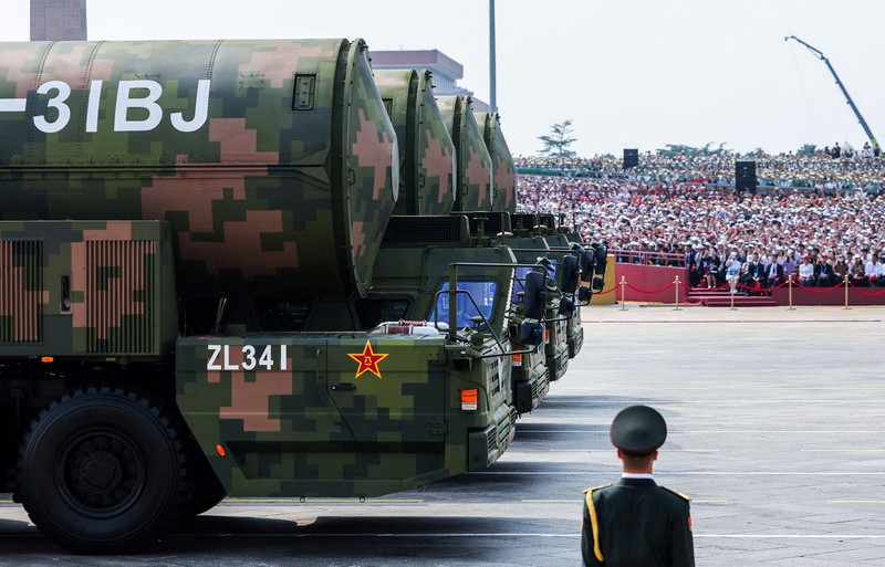 China memamerkan tiga kelas baru rudal balistik antarbenua (Inter Continental Balistic Missile/ICBM) kemampuan nuklir dalam parade militer memperingati 80 tahun kekalahan Kekaisaran Jepang. (REUTERS/Maxim Shemetov)