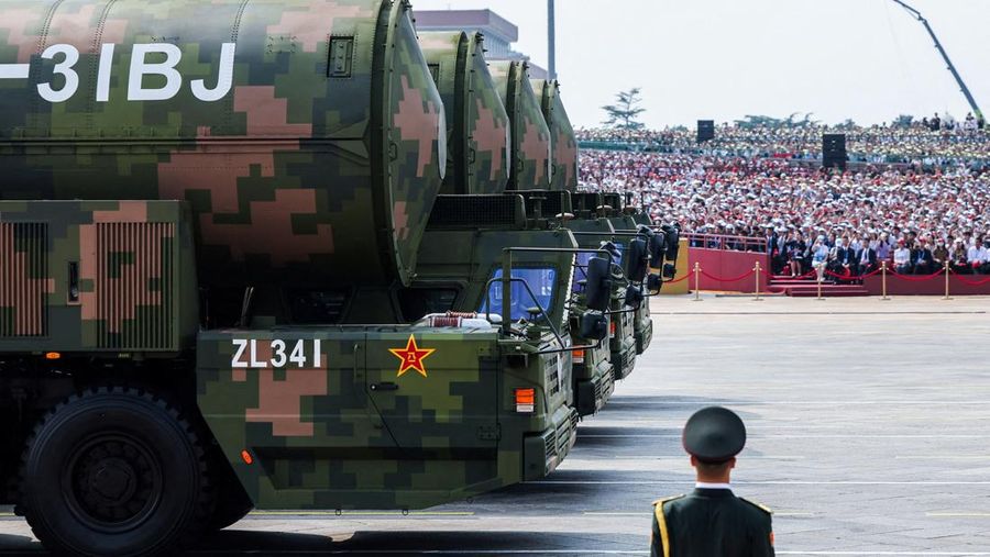 China memamerkan tiga kelas baru rudal balistik antarbenua (Inter Continental Balistic Missile/ICBM) kemampuan nuklir dalam parade militer memperingati 80 tahun kekalahan Kekaisaran Jepang. China memamerkan tiga kelas baru rudal balistik antarbenua (Inter Continental Balistic Missile/ICBM) kemampuan nuklir dalam parade militer memperingati 80 tahun kekalahan Kekaisaran Jepang. (REUTERS/Maxim Shemetov)