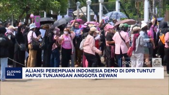 Video: Demo Aliansi Perempuan di DPR, Pakai Baju Pink-Bawa Sapu Lidi