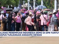 Video: Demo Aliansi Perempuan di DPR, Pakai Baju Pink-Bawa Sapu Lidi