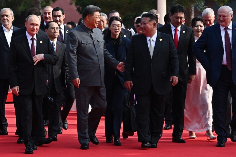 Pemimpin Korea Utara Kim Jong Un (tengah kanan) dan putrinya Kim Ju Ae (ketiga kanan) disambut oleh Sekretaris Pusat Partai Komunis Tiongkok, Cai Qi (tengah kiri), dan Menteri Luar Negeri Wang Yi (kedua dari kiri) setibanya di Stasiun Kereta Api Beijing. (Photo by KCNA VIA KNS / AFP)