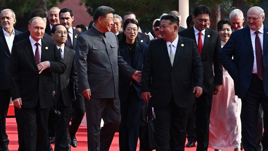 (Dari kiri ke kanan) Presiden Rusia Vladimir Putin berjalan bersama Presiden China Xi Jinping, pemimpin Korea Utara Kim Jong Un dan Presiden Belarus Alexander Lukashenko sebelum parade militer yang menandai peringatan 80 tahun kemenangan atas Jepang dan berakhirnya Perang Dunia II, di Lapangan Tiananmen Beijing pada tanggal 3 September 2025. (Photo by Sergey Bobylev / POOL / AFP)