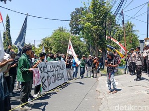 Mahasiswa Demo Tolak Geotermal hingga Seaplane di Lombok Timur