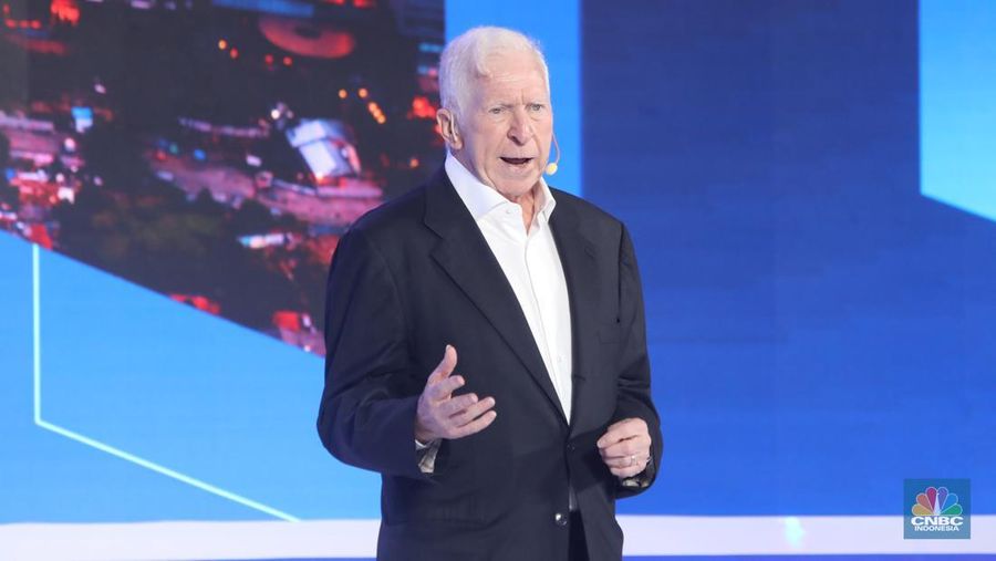 Founder and CEO, InterSystems, Terry Ragon menyampaikan sambutan dalam acara InterSystems Asia Healthcare Summit 2025 di Jakarta, Rabu (3/9/2025). (CNBC Indonesia/Faisal Rahman)