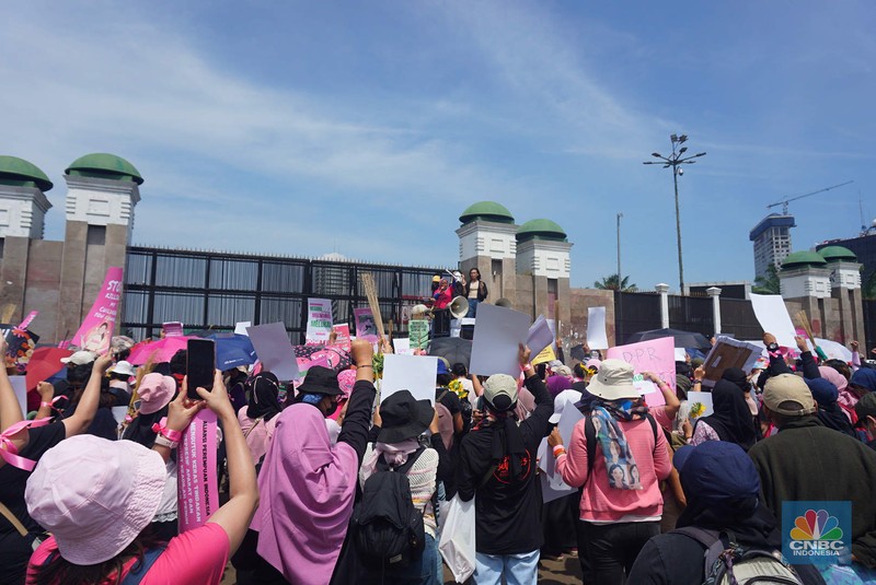 Gelombang protes dari Aliansi Perempuan Indonesia di depan Gedung Dewan Perwakilan Rakyat (DPR) RI, Jakarta, Rabu, (3/9/2025). Gelombang protes dari Aliansi Perempuan Indonesia di depan Gedung Dewan Perwakilan Rakyat (DPR) RI, Jakarta, Rabu, (3/9/2025). (CNBC Indonesia/Muhammad Sabki)