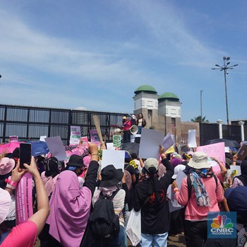 Situasi Terbaru Demo RI, Giliran Para Perempuan Geruduk DPR!