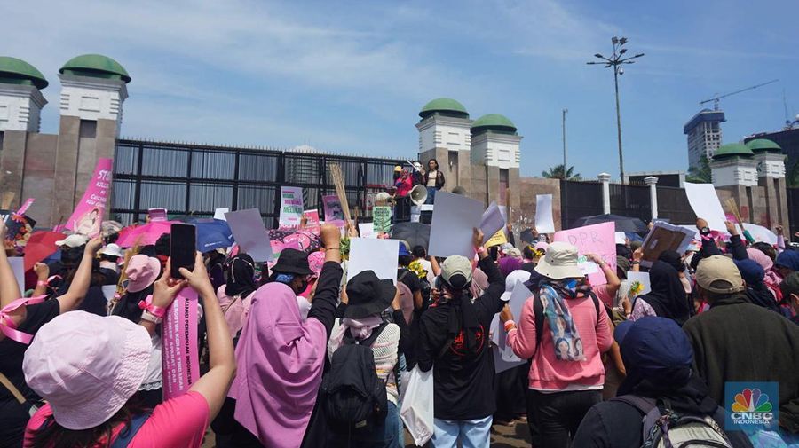 Gelombang protes dari Aliansi Perempuan Indonesia di depan Gedung Dewan Perwakilan Rakyat (DPR) RI, Jakarta, Rabu, (3/9/2025). Gelombang protes dari Aliansi Perempuan Indonesia di depan Gedung Dewan Perwakilan Rakyat (DPR) RI, Jakarta, Rabu, (3/9/2025). (CNBC Indonesia/Muhammad Sabki)