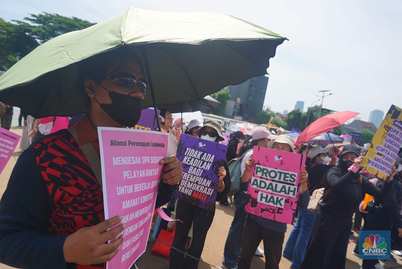 Gelombang protes dari Aliansi Perempuan Indonesia di depan Gedung Dewan Perwakilan Rakyat (DPR) RI, Jakarta, Rabu, (3/9/2025). Gelombang protes dari Aliansi Perempuan Indonesia di depan Gedung Dewan Perwakilan Rakyat (DPR) RI, Jakarta, Rabu, (3/9/2025). (CNBC Indonesia/Muhammad Sabki)
