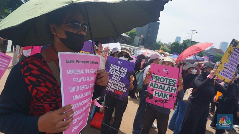 Gelombang protes dari Aliansi Perempuan Indonesia di depan Gedung Dewan Perwakilan Rakyat (DPR) RI, Jakarta, Rabu, (3/9/2025). (CNBC Indonesia/Muhammad Sabki)