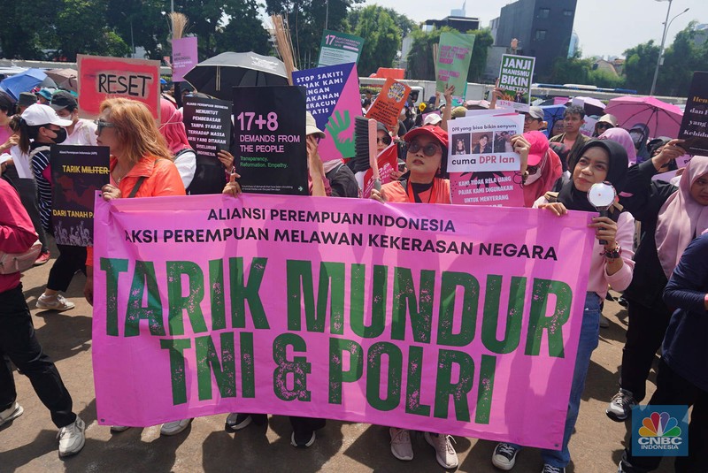 Gelombang protes dari Aliansi Perempuan Indonesia di depan Gedung Dewan Perwakilan Rakyat (DPR) RI, Jakarta, Rabu, (3/9/2025). Gelombang protes dari Aliansi Perempuan Indonesia di depan Gedung Dewan Perwakilan Rakyat (DPR) RI, Jakarta, Rabu, (3/9/2025). (CNBC Indonesia/Muhammad Sabki)