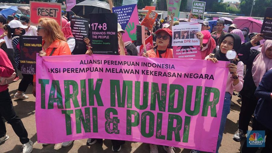 Gelombang protes dari Aliansi Perempuan Indonesia di depan Gedung Dewan Perwakilan Rakyat (DPR) RI, Jakarta, Rabu, (3/9/2025). (CNBC Indonesia/Muhammad Sabki)