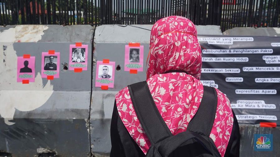 Gelombang protes dari Aliansi Perempuan Indonesia di depan Gedung Dewan Perwakilan Rakyat (DPR) RI, Jakarta, Rabu, (3/9/2025). (CNBC Indonesia/Muhammad Sabki)