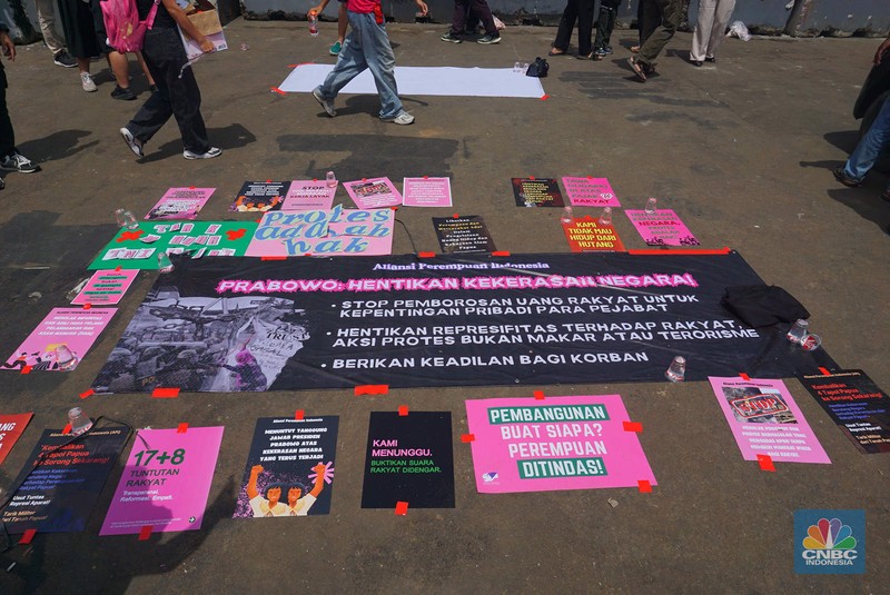 Gelombang protes dari Aliansi Perempuan Indonesia di depan Gedung Dewan Perwakilan Rakyat (DPR) RI, Jakarta, Rabu, (3/9/2025). Gelombang protes dari Aliansi Perempuan Indonesia di depan Gedung Dewan Perwakilan Rakyat (DPR) RI, Jakarta, Rabu, (3/9/2025). (CNBC Indonesia/Muhammad Sabki)
