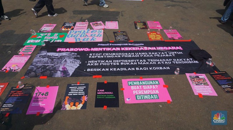 Gelombang protes dari Aliansi Perempuan Indonesia di depan Gedung Dewan Perwakilan Rakyat (DPR) RI, Jakarta, Rabu, (3/9/2025). (CNBC Indonesia/Muhammad Sabki)