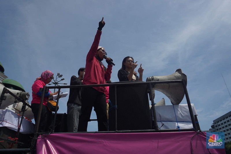Gelombang protes dari Aliansi Perempuan Indonesia di depan Gedung Dewan Perwakilan Rakyat (DPR) RI, Jakarta, Rabu, (3/9/2025). Gelombang protes dari Aliansi Perempuan Indonesia di depan Gedung Dewan Perwakilan Rakyat (DPR) RI, Jakarta, Rabu, (3/9/2025). (CNBC Indonesia/Muhammad Sabki)