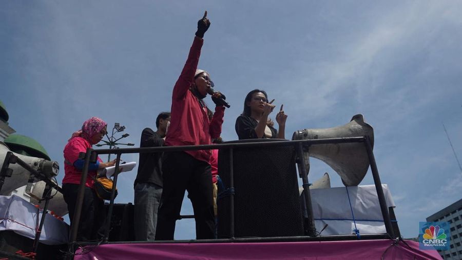 Gelombang protes dari Aliansi Perempuan Indonesia di depan Gedung Dewan Perwakilan Rakyat (DPR) RI, Jakarta, Rabu, (3/9/2025). (CNBC Indonesia/Muhammad Sabki)