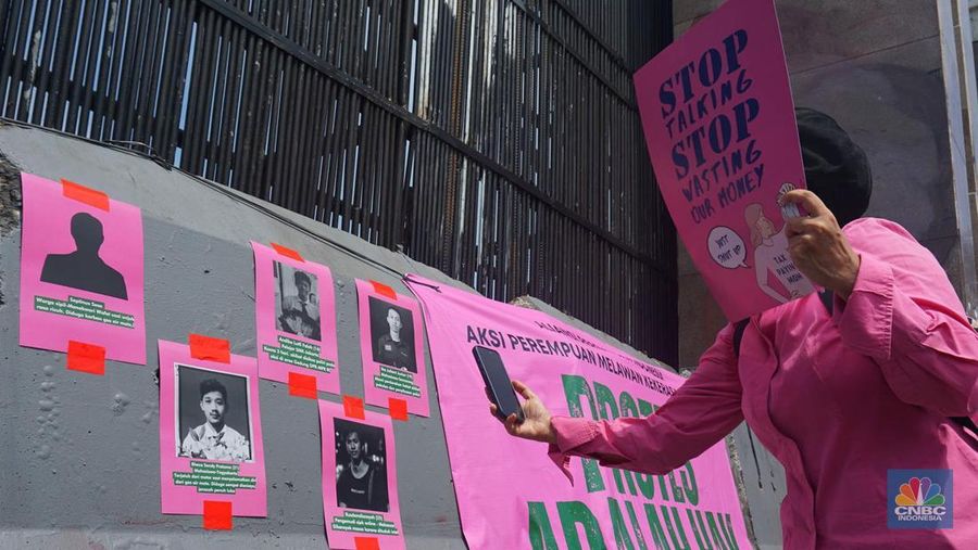 Gelombang protes dari Aliansi Perempuan Indonesia di depan Gedung Dewan Perwakilan Rakyat (DPR) RI, Jakarta, Rabu, (3/9/2025). (CNBC Indonesia/Muhammad Sabki)
