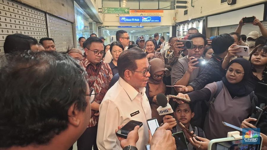 Gubernur DKI Jakarta Pramono Anung mengunjungi District Blok M pada Rabu (3/9/2025).
Pramono berkunjung untuk meninjau tempat yang sempat viral karena banyak pedagang yang memilih untuk hengkang dari District Blok M karena harga sewa yang naik tajam. (CNBC Indonesia/Chandra Dwi Pranata)