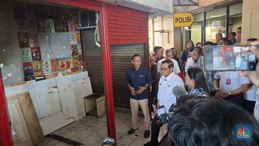 Gubernur DKI Jakarta Pramono Anung mengunjungi District Blok M pada Rabu (3/9/2025).
Pramono berkunjung untuk meninjau tempat yang sempat viral karena banyak pedagang yang memilih untuk hengkang dari District Blok M karena harga sewa yang naik tajam. (CNBC Indonesia/Chandra Dwi Pranata)