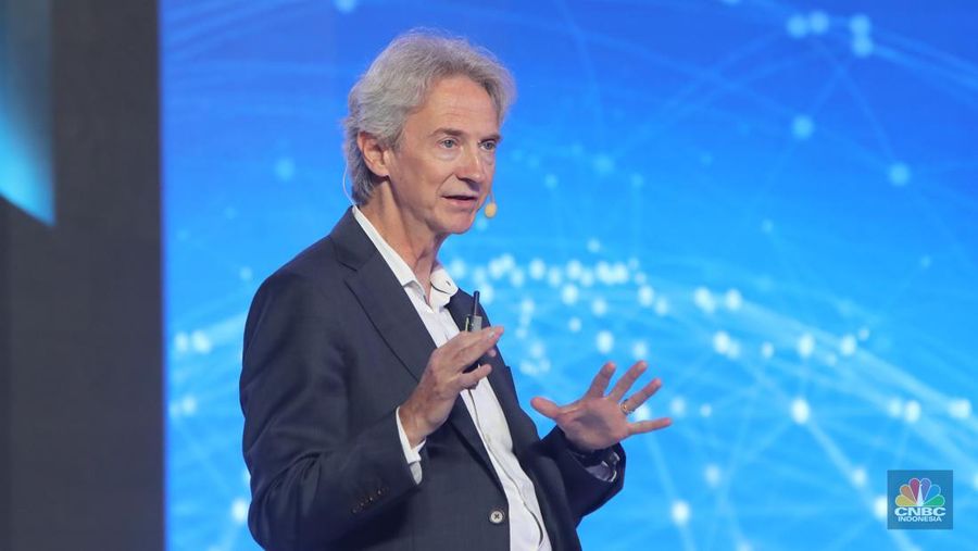 Head of Global Healthcare Solutions, Don Woodlock menyampaikan paparan dalam acara InterSystems Asia Healthcare Summit 2025 di Jakarta, Rabu (3/9/2025). (CNBC Indonesia/Faisal Rahman)