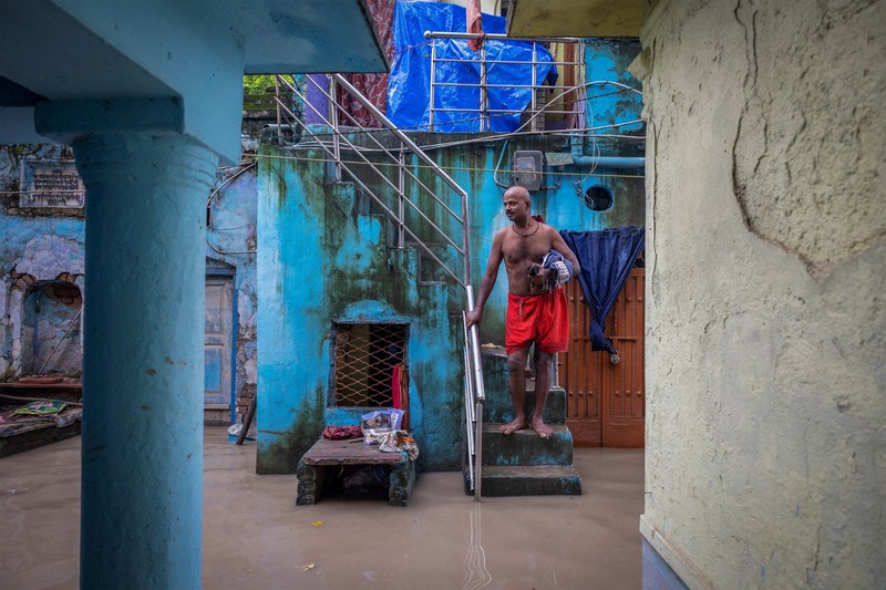 Hujan deras memicu banjir di sejumlah negara bagian India utara, memaksa puluhan ribu warga mengungsi. (REUTERS/Bhawika Chhabra)