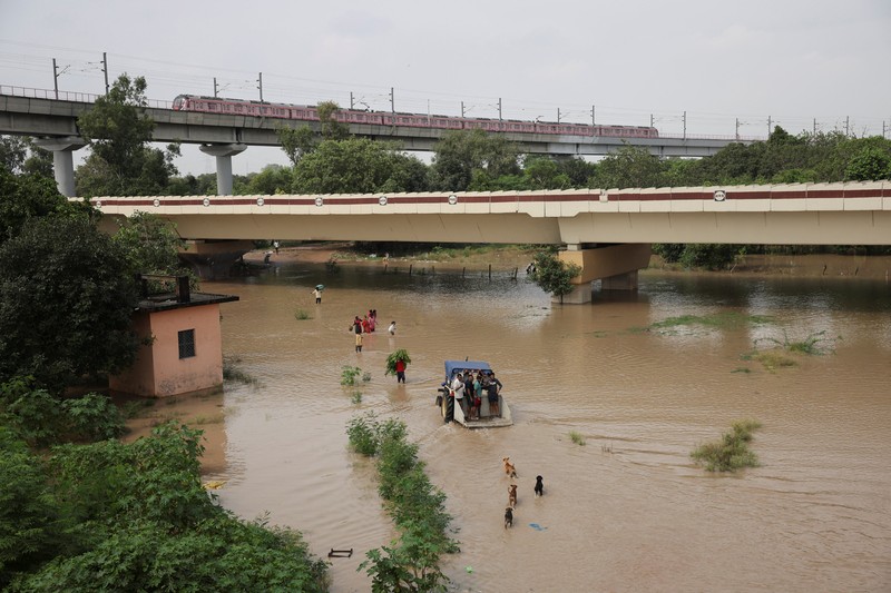 Hujan deras memicu banjir di sejumlah negara bagian India utara, memaksa puluhan ribu warga mengungsi. Hujan deras memicu banjir di sejumlah negara bagian India utara, memaksa puluhan ribu warga mengungsi. (REUTERS/Bhawika Chhabra)