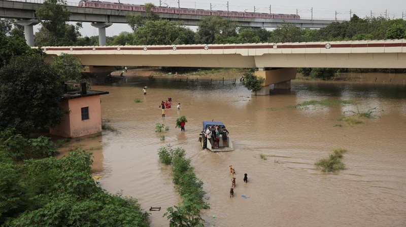 Hujan deras memicu banjir di sejumlah negara bagian India utara, memaksa puluhan ribu warga mengungsi. (REUTERS/Bhawika Chhabra)