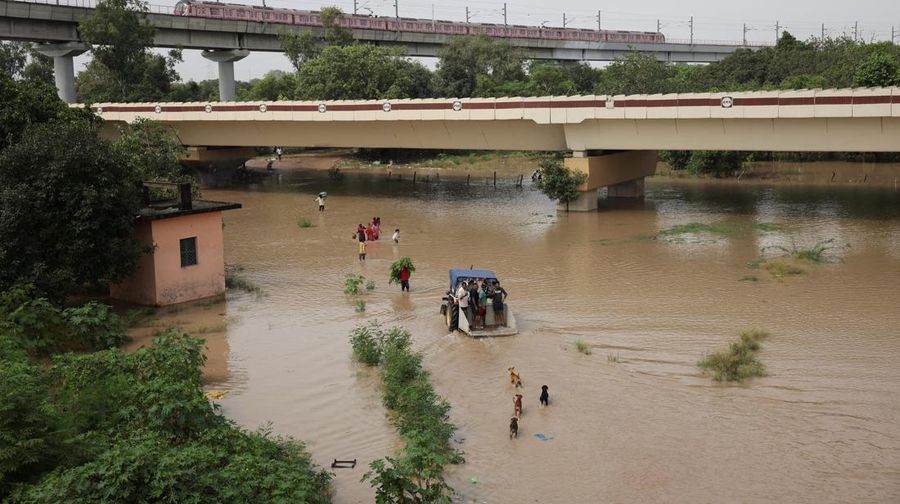 Hujan deras memicu banjir di sejumlah negara bagian India utara, memaksa puluhan ribu warga mengungsi. Hujan deras memicu banjir di sejumlah negara bagian India utara, memaksa puluhan ribu warga mengungsi. (REUTERS/Bhawika Chhabra)