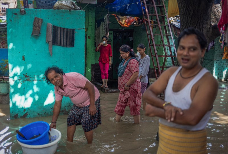 Hujan deras memicu banjir di sejumlah negara bagian India utara, memaksa puluhan ribu warga mengungsi. (REUTERS/Bhawika Chhabra)