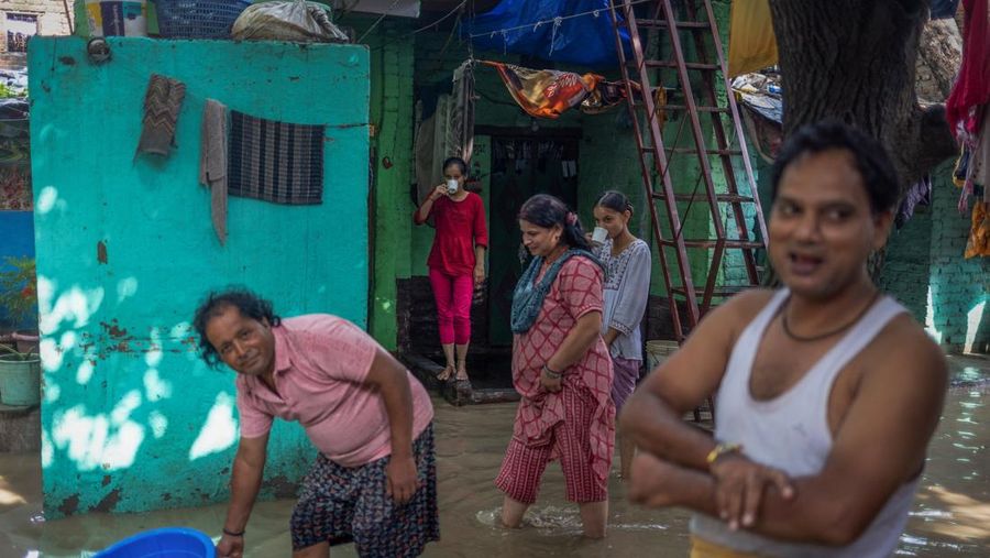 Hujan deras memicu banjir di sejumlah negara bagian India utara, memaksa puluhan ribu warga mengungsi. (REUTERS/Bhawika Chhabra)