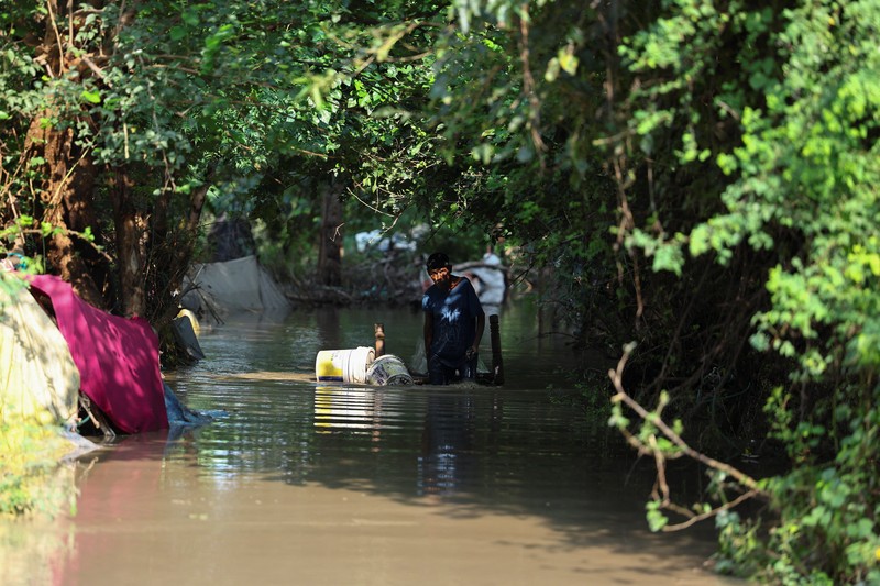 Hujan deras memicu banjir di sejumlah negara bagian India utara, memaksa puluhan ribu warga mengungsi. (REUTERS/Bhawika Chhabra)