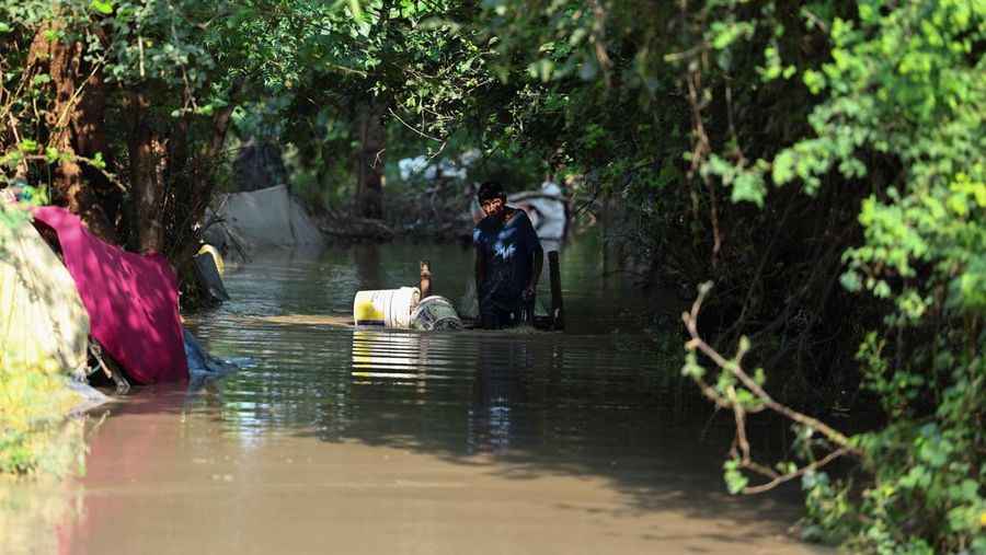 Hujan deras memicu banjir di sejumlah negara bagian India utara, memaksa puluhan ribu warga mengungsi. (REUTERS/Bhawika Chhabra)