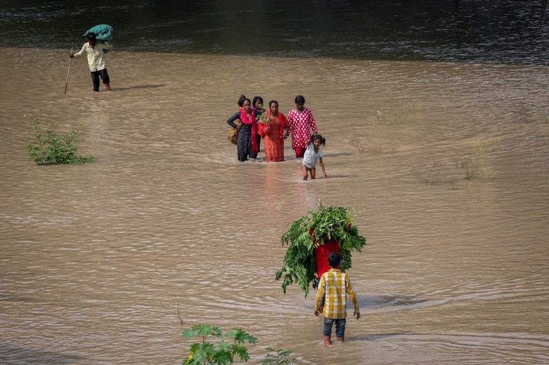 Hujan deras memicu banjir di sejumlah negara bagian India utara, memaksa puluhan ribu warga mengungsi. Hujan deras memicu banjir di sejumlah negara bagian India utara, memaksa puluhan ribu warga mengungsi. (REUTERS/Bhawika Chhabra)