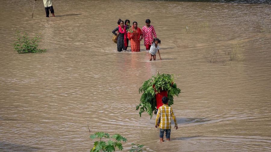 Hujan deras memicu banjir di sejumlah negara bagian India utara, memaksa puluhan ribu warga mengungsi. Hujan deras memicu banjir di sejumlah negara bagian India utara, memaksa puluhan ribu warga mengungsi. (REUTERS/Bhawika Chhabra)