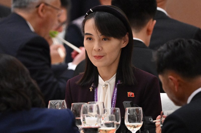Pemimpin Korea Utara Kim Jong Un (tengah kanan) dan putrinya Kim Ju Ae (ketiga kanan) disambut oleh Sekretaris Pusat Partai Komunis Tiongkok, Cai Qi (tengah kiri), dan Menteri Luar Negeri Wang Yi (kedua dari kiri) setibanya di Stasiun Kereta Api Beijing. (Photo by KCNA VIA KNS / AFP)