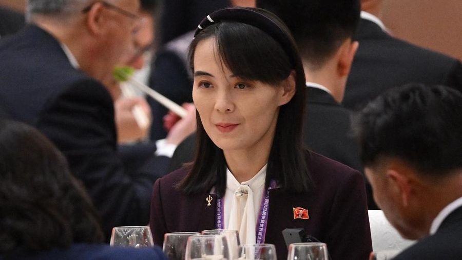 Pemimpin Korea Utara Kim Jong Un (tengah kanan) dan putrinya Kim Ju Ae (ketiga kanan) disambut oleh Sekretaris Pusat Partai Komunis Tiongkok, Cai Qi (tengah kiri), dan Menteri Luar Negeri Wang Yi (kedua dari kiri) setibanya di Stasiun Kereta Api Beijing. Pemimpin Korea Utara Kim Jong Un (tengah kanan) dan putrinya Kim Ju Ae (ketiga kanan) disambut oleh Sekretaris Pusat Partai Komunis Tiongkok, Cai Qi (tengah kiri), dan Menteri Luar Negeri Wang Yi (kedua dari kiri) setibanya di Stasiun Kereta Api Beijing. (Photo by KCNA VIA KNS / AFP)