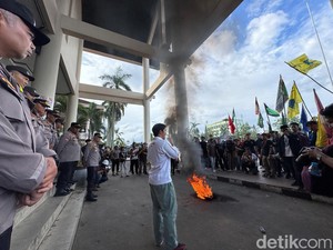 Mahasiswa Aksi di DPRD Kalbar, Gubernur Ria Norsan Batal ke Luar Kota