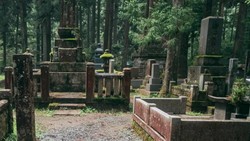 Warlok Jepang Meradang, Turis Australia Menikmati Sesajen Makam