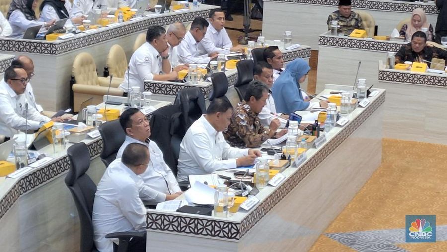 Menteri Kelautan dan Perikanan (MenKP) Sakti Wahyu Trenggono saat Rapat Kerja bersama Komisi IV DPR RI di Kompleks Parlemen, Jakarta, Rabu (3/9/2025). (CNBC Indonesia/Martyasari Rizky)