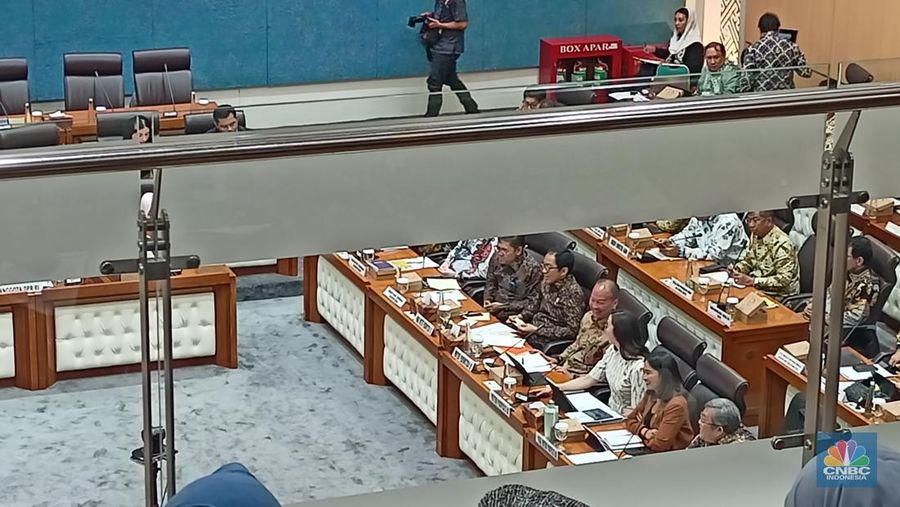 Menteri Perindustrian (Menperin), Agus Gumiwang Kartasasmita dalam rapat kerja dengan Komisi VII DPR RI, Rabu (3/2025). (CNBC Indonesia/Ferry Sandi)