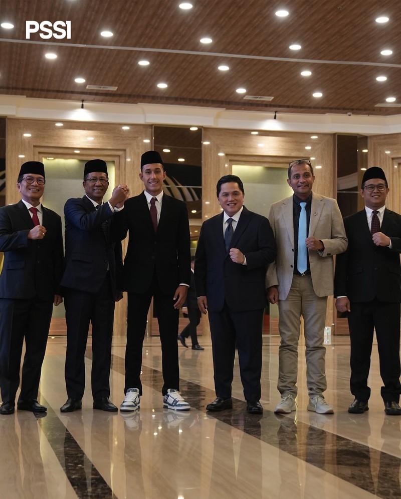 Miliano Jonathans telah resmi menjadi Warga Negara Indonesia (WNI) usai melakukan pengambilan sumpah di kantor Kementerian Hukum, Jakarta, Rabu (3/9) siang WIB. Miliano Jonathans telah resmi menjadi Warga Negara Indonesia (WNI) usai melakukan pengambilan sumpah di kantor Kementerian Hukum, Jakarta, Rabu (3/9) siang WIB. (Dok. PSSI)