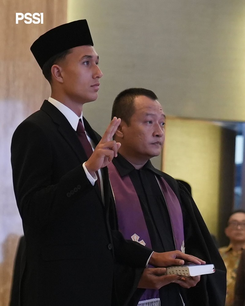 Miliano Jonathans telah resmi menjadi Warga Negara Indonesia (WNI) usai melakukan pengambilan sumpah di kantor Kementerian Hukum, Jakarta, Rabu (3/9) siang WIB. Miliano Jonathans telah resmi menjadi Warga Negara Indonesia (WNI) usai melakukan pengambilan sumpah di kantor Kementerian Hukum, Jakarta, Rabu (3/9) siang WIB. (Dok. PSSI)