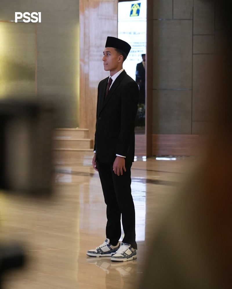Miliano Jonathans telah resmi menjadi Warga Negara Indonesia (WNI) usai melakukan pengambilan sumpah di kantor Kementerian Hukum, Jakarta, Rabu (3/9) siang WIB. Miliano Jonathans telah resmi menjadi Warga Negara Indonesia (WNI) usai melakukan pengambilan sumpah di kantor Kementerian Hukum, Jakarta, Rabu (3/9) siang WIB. (Dok. PSSI)