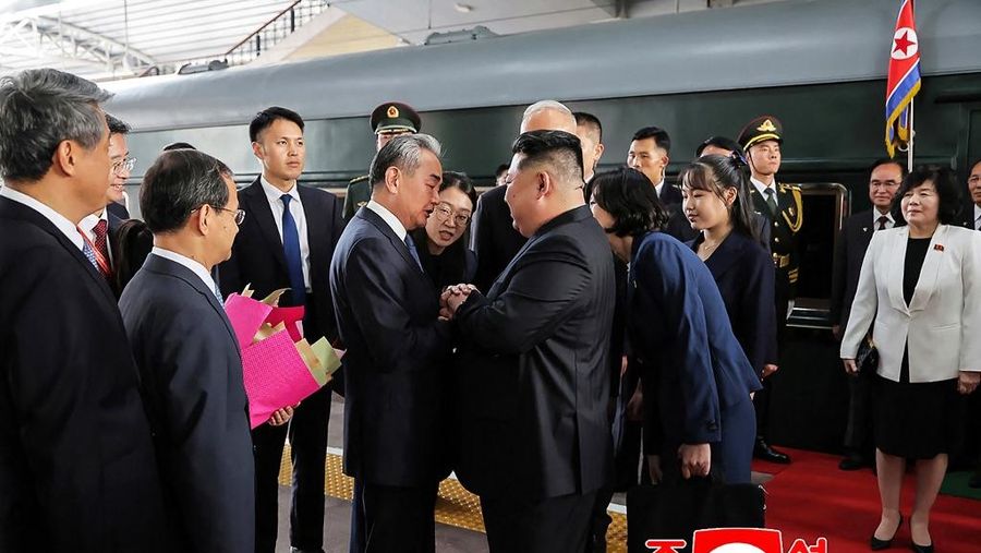 Pemimpin Korea Utara Kim Jong Un (tengah kanan) dan putrinya Kim Ju Ae (ketiga kanan) disambut oleh Sekretaris Pusat Partai Komunis Tiongkok, Cai Qi (tengah kiri), dan Menteri Luar Negeri Wang Yi (kedua dari kiri) setibanya di Stasiun Kereta Api Beijing. Pemimpin Korea Utara Kim Jong Un (tengah kanan) dan putrinya Kim Ju Ae (ketiga kanan) disambut oleh Sekretaris Pusat Partai Komunis Tiongkok, Cai Qi (tengah kiri), dan Menteri Luar Negeri Wang Yi (kedua dari kiri) setibanya di Stasiun Kereta Api Beijing. (Photo by KCNA VIA KNS / AFP)