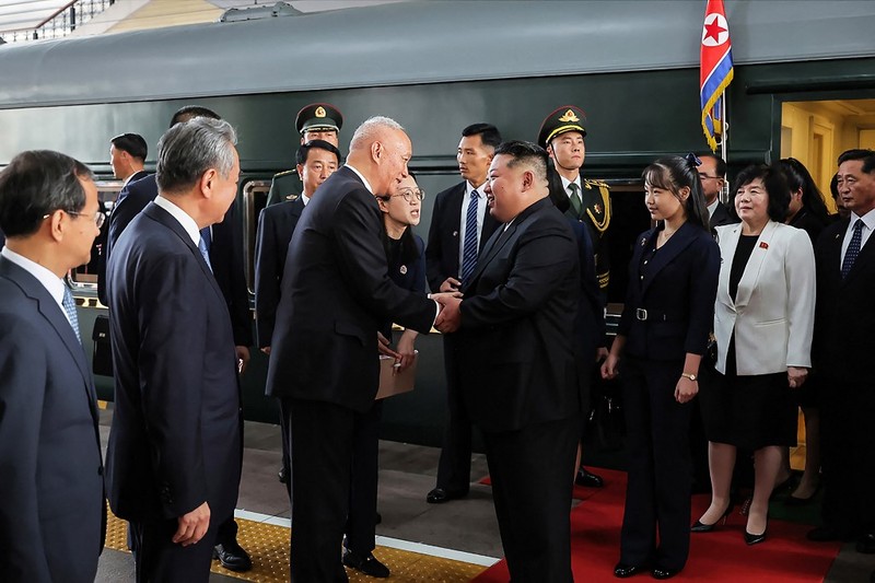 Pemimpin Korea Utara Kim Jong Un (tengah kanan) dan putrinya Kim Ju Ae (ketiga kanan) disambut oleh Sekretaris Pusat Partai Komunis Tiongkok, Cai Qi (tengah kiri), dan Menteri Luar Negeri Wang Yi (kedua dari kiri) setibanya di Stasiun Kereta Api Beijing. Pemimpin Korea Utara Kim Jong Un (tengah kanan) dan putrinya Kim Ju Ae (ketiga kanan) disambut oleh Sekretaris Pusat Partai Komunis Tiongkok, Cai Qi (tengah kiri), dan Menteri Luar Negeri Wang Yi (kedua dari kiri) setibanya di Stasiun Kereta Api Beijing. (Photo by KCNA VIA KNS / AFP)