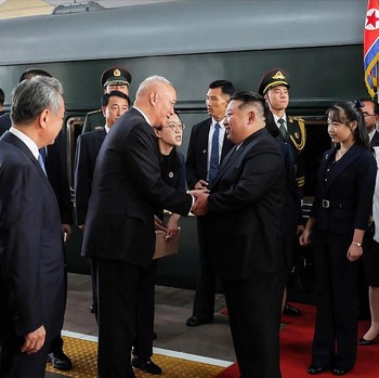 Potret Kim Jong Un Bawa Putri Mahkota Ketemu Xi Jinping-Putin di China